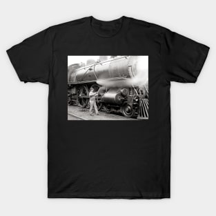 Engineer Oiling Locomotive, 1904. Vintage Photo T-Shirt